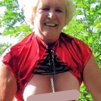 Fetischoma aus Hamburg sucht junge Burschen